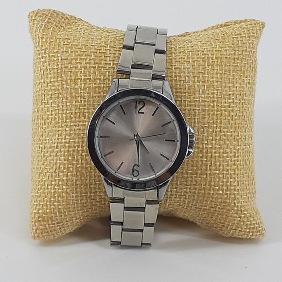 Women's Unbranded Wristwatch Silver Tone Analog Bracelet Style Band Career - Picture 1 of 12